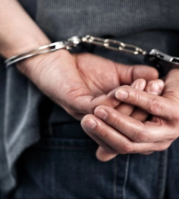 Повалив на землю і зірвав ланцюжок: злочинцю, який у Смілі пограбував жінку, повідомили про підозру
