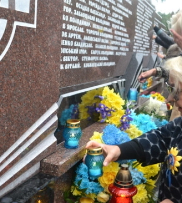 У Тернополі на День захисників освятили оновлену меморіальну стелу загиблим Героям