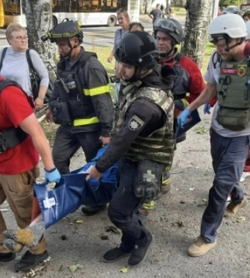 З пошкодженого обстрілом будинку у Запоріжжі врятували 90-річну жінку