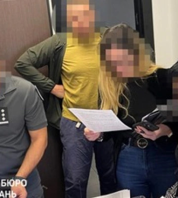 На Днепропетровщине поймали руководителя части на закупке некачественной одежды для военных