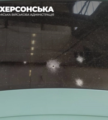 Російська армія скинула на автобус у Херсоні вибухівку з БПЛА