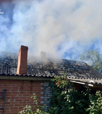 На Волині загорівся будинок, в якому мешкає пара пенсіонерів, їх врятували