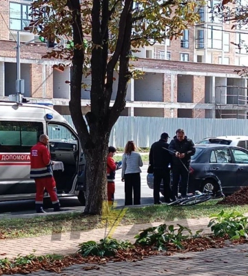 У Луцьку на Відродження авто збило велосипедистку
