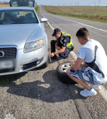 Патрульні поліцейські допомогли водіям, у яких виникли несправності з автомобілями