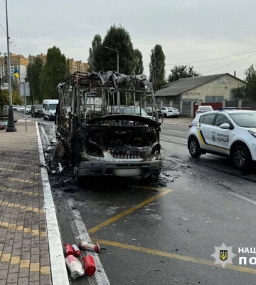 Автобус згорів у передмісті Києва: водій побачив займання під час руху і встиг вийти