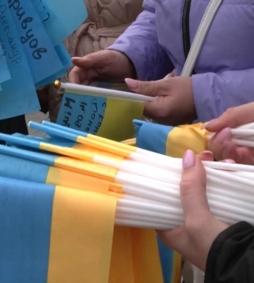500 українських прапорців та лампадки у вигляді тризуба: у Рівному пройшла акція &quot;Світло пам&#039;яті&quot; (ВІДЕО)