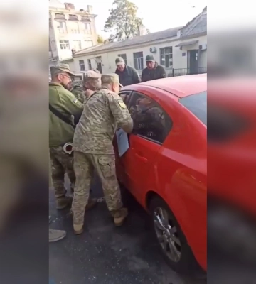 Біля одеського вокзалу водій покатав співробітника ТЦК на капоті