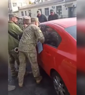 Біля одеського вокзалу водій покатав співробітника ТЦК на капоті