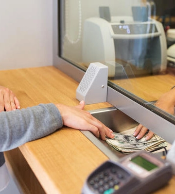 В Сумской области будут судить бывшую работницу банка, которая похищала средства клиентов