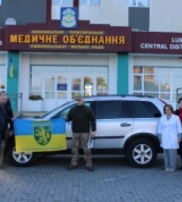 Працівники Любомльського ТМО допомогли придбати авто для військовослужбовиці з Любомля