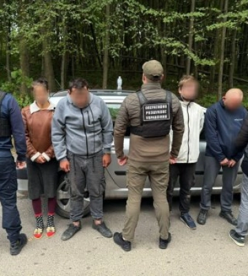 На Закарпатті біля кордону затримали двох переправників разом з «клієнтами»
