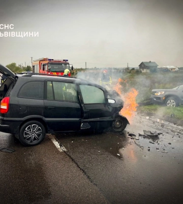 На Львівщині автомобіль злетів з траси
