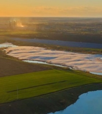 Дюни з древніх пісків і кришталева вода: як утворився унікальний кар'єр під Дніпром