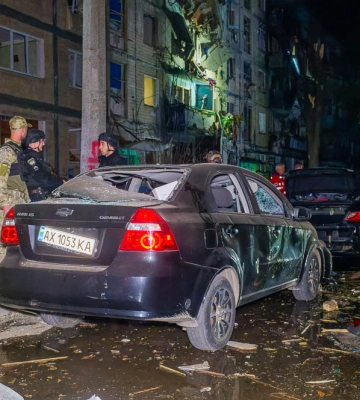 Російський удар по харківській п’ятиповерхівці: 12 постраждалих 