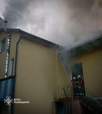 Вранці у Дрогобичі на Львівщині горів будинок - ФОТО