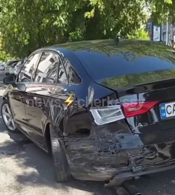 У Черкасах водій в’їхав у припаркований автомобіль та втік