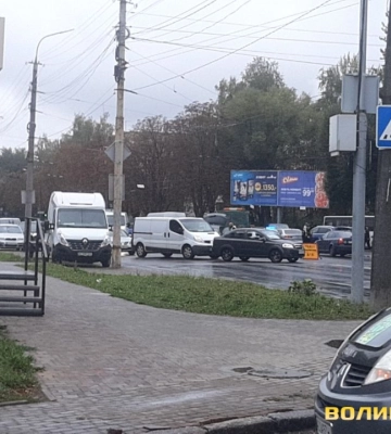 У Луцьку на перехресті зіткнулися BMW та Jeep. Рух ускладнений