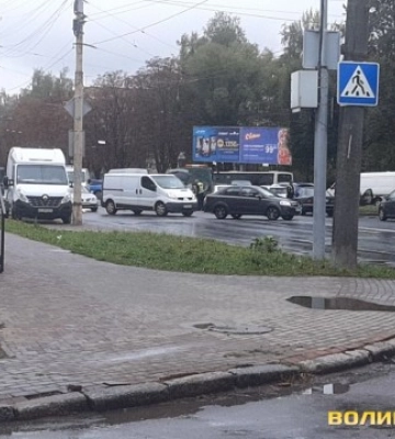 У Луцьку на перехресті зіткнулися дві автівки: рух ускладнений