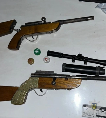 На Охтирщині правоохоронці викрили чоловіка, що незаконно зберігав зброю