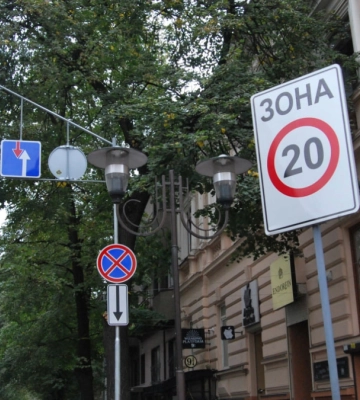 “Крадіжка пішохідної зони”: у Франківську активно обговорюють встановлені знаки на вулиці Шевченка
