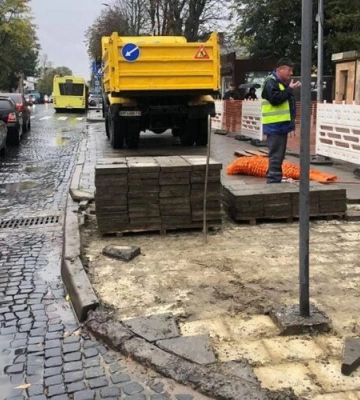 На вулиці Личаківській у напрямку Винників почали облаштовувати додаткову смугу для руху транспорту