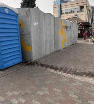 Витікає прямо на тротуар: мешканці Дніпра скаржаться на сморід від біотуалету