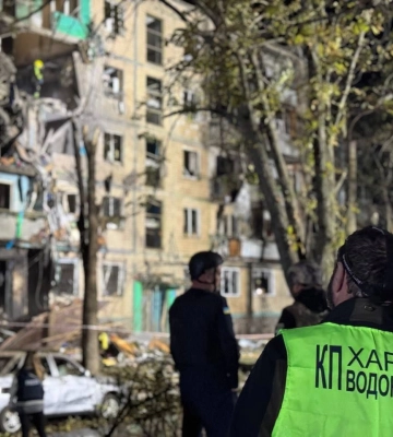 У Харкові відновлюють водопостачання в будинку, пошкодженому російською авіабомбою