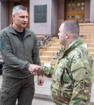 Виталий Кличко передал от Киева партию дронов бригаде им. гетмана Богдана Хмельницкого