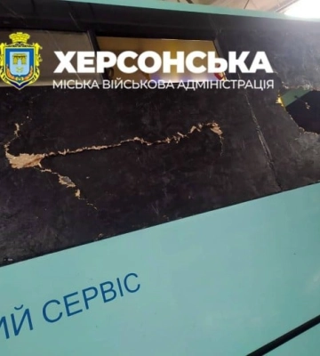 Російські дрони атакували таксі та маршрутку у Херсоні