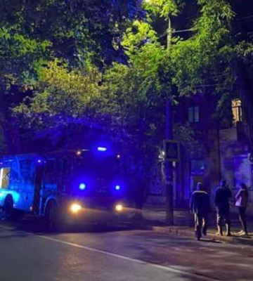 У середмісті Дніпра вночі із палаючого будинку врятували чоловіка
