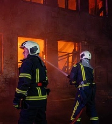 В Киеве горело заброшенное здание - спасатели ликвидировали возгорание