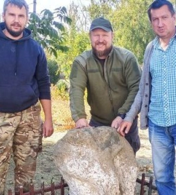 До Дніпра перевезли частину стародавньої половецької скульптури