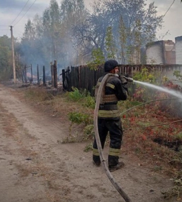 Унаслідок вчорашніх обстрілів Сумської області горів будинок