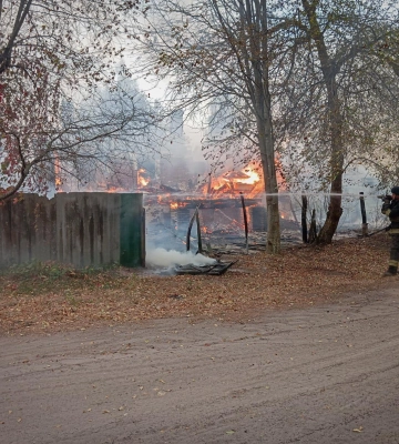 На Шосткинщині рятувальники приборкали пожежу, яка виникла в результаті ворожої атаки