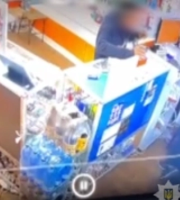 В Одесі затримали розбійника, який вимагав гроші у продавчині крамниці, погрожуючи їй гранатою