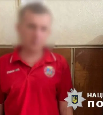 Пістолет, понад сотня набоїв і ножі: поліцейські викрили киянина у збуті зброї