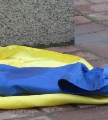 На Золотоніщині чоловік викрав прапор з могили військового: йому загрожує ув’язнення