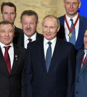 Близкие к Путину олигархи Роттенберги завладели в Балаклавской бухте как минимум 10 участками земли, которые ранее изъяли у&amp;hellip;