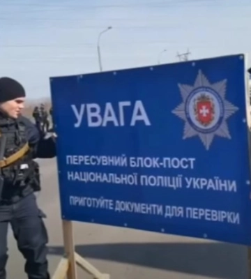 На блокпосту на Рівненщині водій «Мерседеса» почав різати собі руки