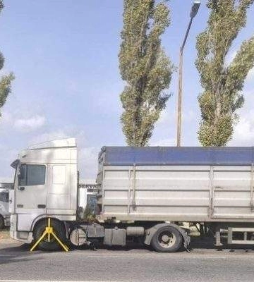 Під Миколаєвом невідомі блокують фури на дорогах