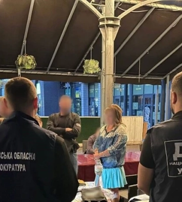 Харківʼянка за 29 тис. доларів допомагала чоловікам уникнути служби в армії: жінку затримано