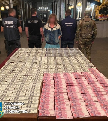 Харківʼянка за 29 тис. доларів допомагала чоловікам уникнути служби в армії: жінку затримано