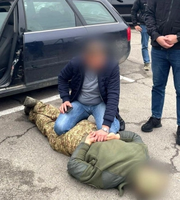 На Львівщині затримали військового, який переправляв чоловіка до Польщі