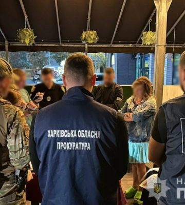 Харківʼянка за 29 тис. доларів допомагала чоловікам уникнути служби в армії: жінку затримано