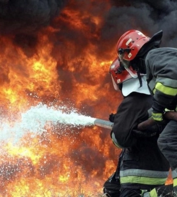 У середмісті Дніпра вночі із палаючого будинку врятували чоловіка (ВІДЕО)