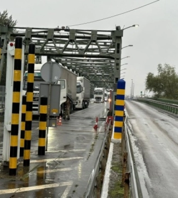 На Закарпатській митниці попередили про сповільнення руху через КПП «Тиса» у зв&#039;язку з ремонтом мосту