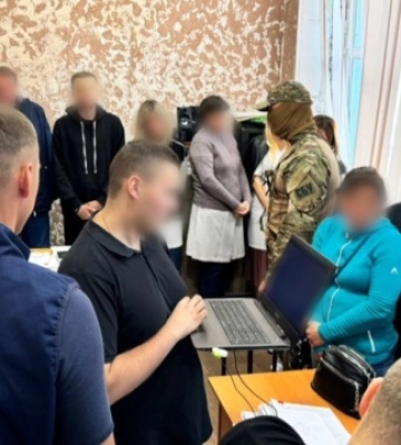 На Харківщині затримали 13 посадовців, які за гроші знімали чоловіків з військового обліку
