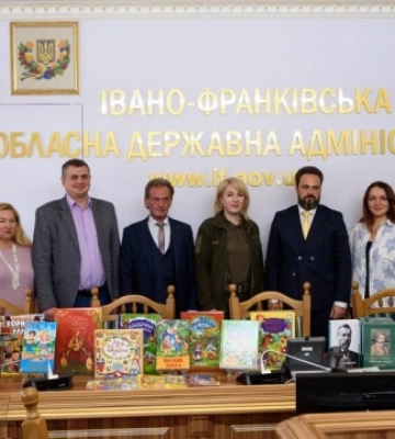 На Прикарпатті для Союзу українців Румунії закупили дитячі книжки українських авторів