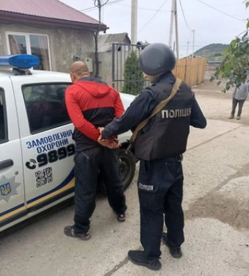 Поліція охорони Закарпаття затримала чоловіка, який влаштував дебош