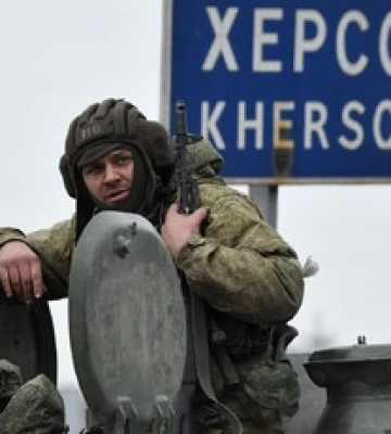 Оккупанты зверствуют на Херсонщине: выгоняют украинцев из домов и заставляют строить оборонные позиции